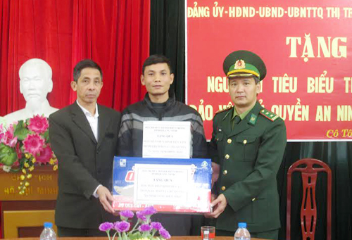 Co To Border Post presents GPS to fisherman